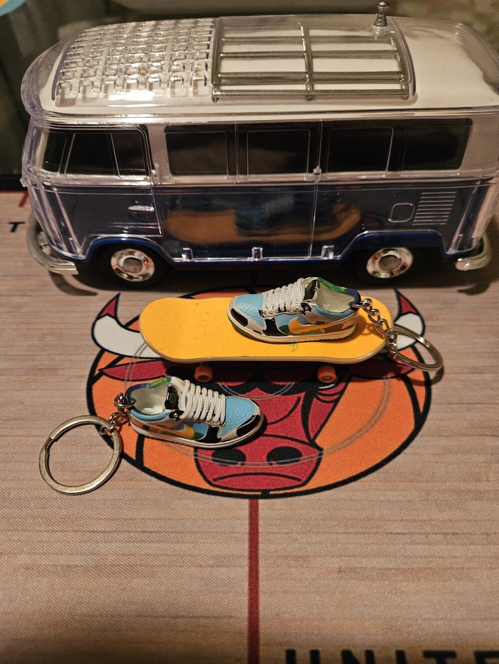 Pair of Mini sneaker keychain. - Picture 2 of 9